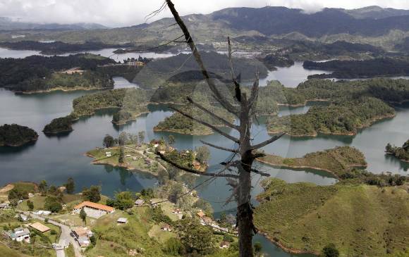 El embalse de Guatapé es el primero de una cadena que relaciona cuatro hidroeléctricas en el Oriente. FOTO donaldo zuluaga