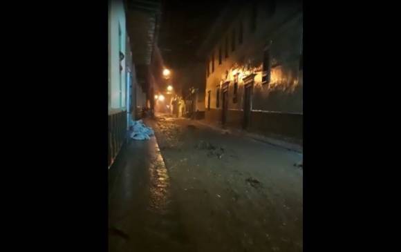 El aguacero generó un arroyo que volvió a bajar hasta el parque principal. IMAGEN: CORTESÍA