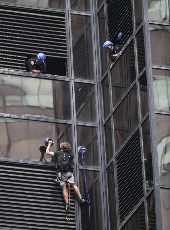 Oficiales estadounidenses intentan persuadirlo para que no siga escalando. FOTO AP
