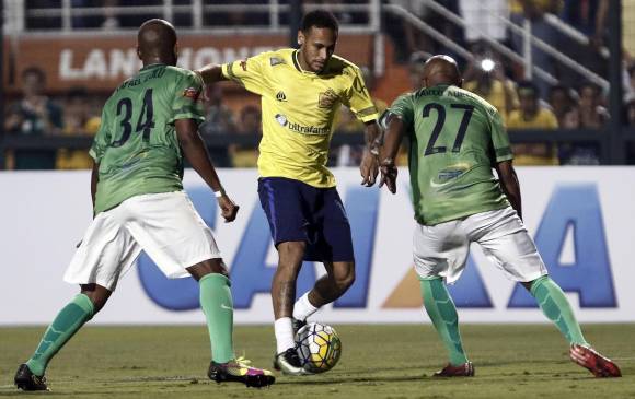 Neymar y varios de sus amigos disputaron un partido en el estadio de Pacaembu de Sao Paulo para recaudar fondos sociales. FOTO AFP