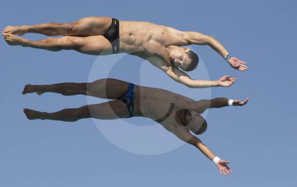 En acción Juan Guillermo Ríos (pantaloneta negra) y Víctor Hugo Ortega, medallistas de oro de Antioquia en plataforma 10 metros sincronizada del torneo nacional. FOTO Manuel Saldarriaga 