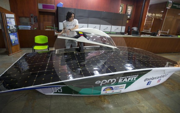 El vehículo solar Primavera II, de Eafit y EPM, es una de las aplicaciones tecnológicas que hacen parte de la muestra esta semana, en la biblioteca de EPM. FOTO juan antonio sánchez 