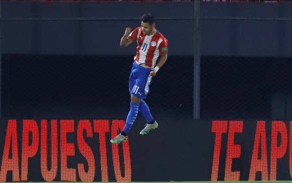 El guaraní Ángel Romero marcó dos tantos frente a Perú en el inicio anoche de la Eliminatoria Suramericana. Desde ya empieza a estar arriba en la tabla de artilleros. FOTO EFE