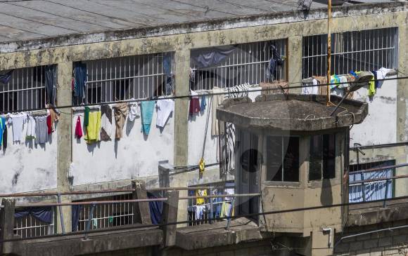 La estructura de la cárcel, desde el exterior, da cuenta del deterioro. También de la falta de espacio tras las rejas. fOTOS julio césar herrera