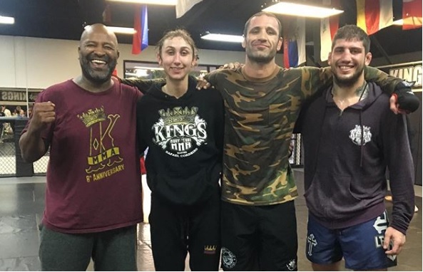 La colombiana Sabina Mazo junto a su entrenador Rafael Cordeiro (primero a la izquierda) y su equipo de trabajo. FOTO @sabinamazo