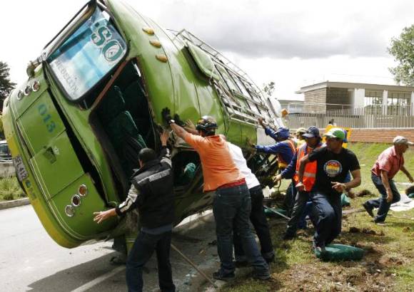 Esteban Vanegas - Este bus, que cubr&#237;a la ruta Argelia-Medell&#237;n, se qued&#243; sin frenos y se volc&#243; en el kil&#243;metro 7 de la v&#237;a a Las Palmas, tres personas resultaron heridas.
