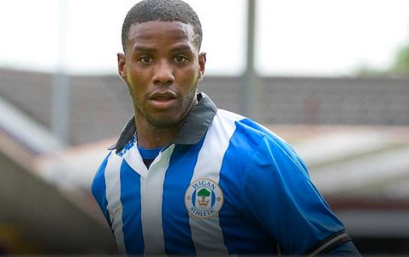 El equipo inglés se llevó a la familia del hondureño a Inglaterra para que lo acompañe durante su tratamiento. FOTO CORTESÍA WIGAN ATHLETIC