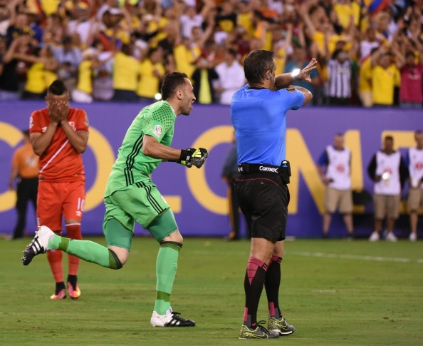 Las dos caras del juego, la celebración de Ospina, el llanto de Cueva. FOTO AFP