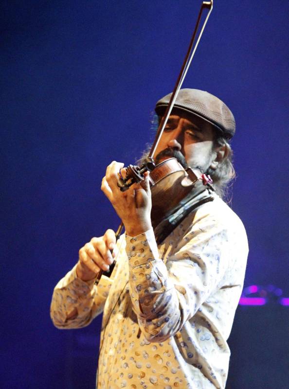 Bajofondo también interpretó canciones exitosas como Perfume y Mareo.