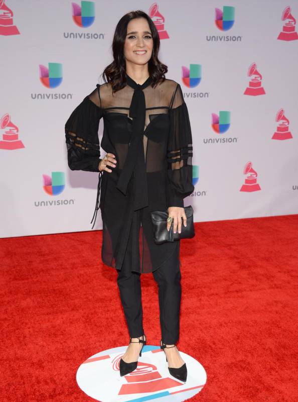 La mexicana Julieta Venegas fue criticada por su atuendo. FOTO AP