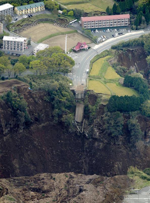 Dos potentes terremotos en Japón, los mayores desde el que generó el tsunami de 2011, golpearon el pasado jueves y este sábado el sureste del país causando hasta el momento más de treinta muertos, millares de heridos y cientos de miles de desplazados.