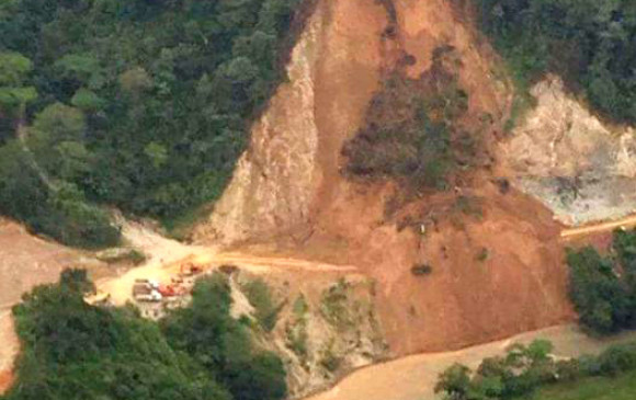 Organismos de socorro están en la vía Tadó-Pereira coordinando la remoción de tierra. La ruta ya fue habilitada. FOTO cortesía