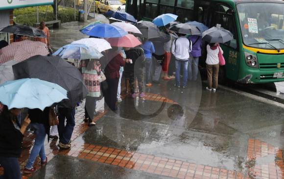 Los usuarios del sistema Metro tuvieron que sacar sus paraguas en la estación El Poblado.