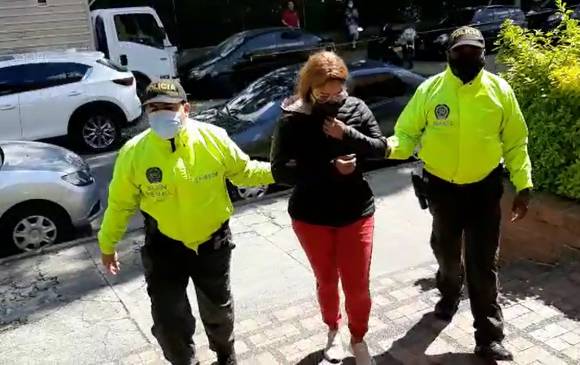 Luego de su captura en Bogotá, “la Empleada” fue trasladada a Medellín para su audiencia judicial. El juez le concedió detención domiciliaria, por lo que podría volver a Bogotá. FOTO cortesía policía