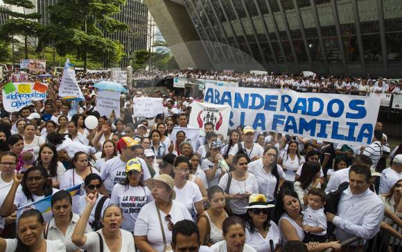 En Medellín, la protesta se llevó a cabo a las 3:00 p.m. en el Parque de las Luces. FOTO Jaime pérez