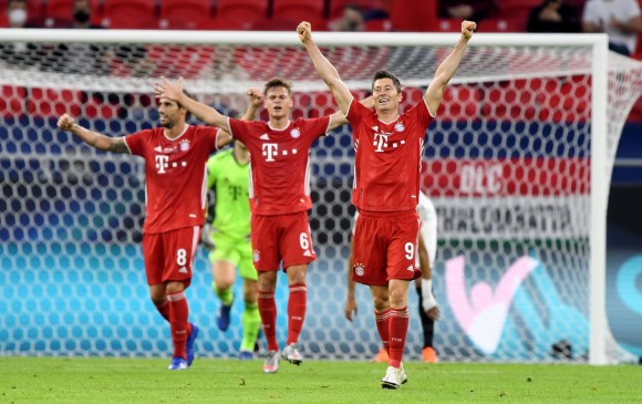 Robert Lewandowski encabeza el festejo del Bayern de Múnich. FOTO EFE