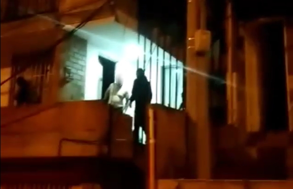 La madre y el padrastro de este joven fueron remitidos a un centro asistencial para ser atendidos.FOTO CAPTURA VIDEO