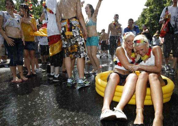 REUTERS - Aprovechando el calor que por estos días se siente con fuerza en Alemania, decenas de hinchas no desaprovecharon la oportunidad de refrescarse con un buen baño con agua.