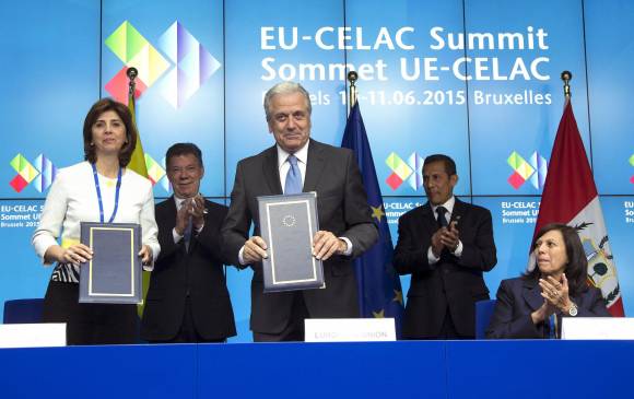 El documento fue firmado por la canciller María Ángela Holguín y el Comisario de Asuntos de Migración, Asuntos de Interior y Ciudadanía de la Unión Europea, Dimitris Avramópoulos, en la Cumbre de la Comunidad de Estados Latinoamericanos y Caribeños (Celac) – Unión Europea (UE). FOTO REUTERS