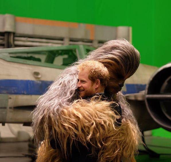 La visita del Príncipe Harry a los estudios Pinewood, creadores de Star Wars.