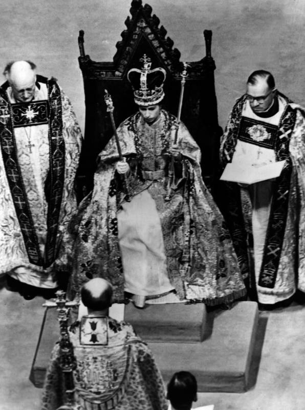 6 de febrero de 1952 - Fallece su padre, el rey Jorge VI. Isabel se convierte en reina. Un año y cuatro meses después, el 2 junio de 1953, su coronación en la Abadía de Westminster es el primer gran evento retransmitido por televisión. FOTO EFE