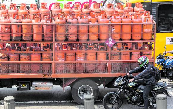Autoridades admitieron tener conocimiento de que en varios sectores de Medellín y Bello las bandas criminales se apoderaron del negocio del gas de forma ilegal. FOTO ROBINSON SÁENZ