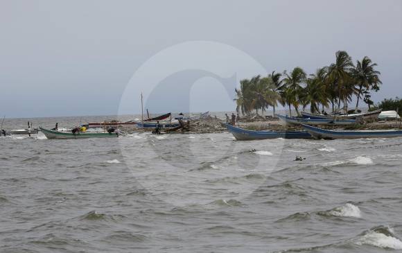 El mar golpea hoy con mayor fuerza la costa, provocando erosión, muy sentida a todo lo largo de la costa norte del país. La foto fue tomada en el municipio de Necoclí. FOTO Manuel Saldarriaga