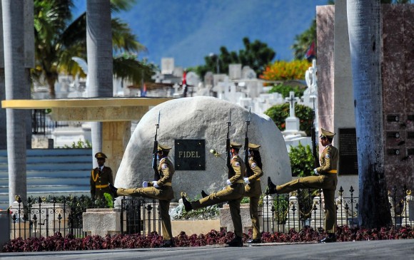 Las cenizas de Castro fueron inhumadas en una ceremonia privada en el cementerio Santa Ifigenia de Santiago de Cuba, donde nació. Su hermano Raúl las puso en la urna. FOTO afp y ap 