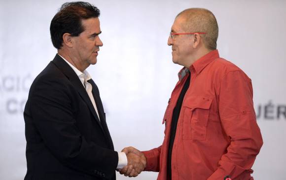 El jefe de la delegación del Gobierno, Frank Pearl y el delegado del Eln, Antonio Garcia. FOTO AFP 