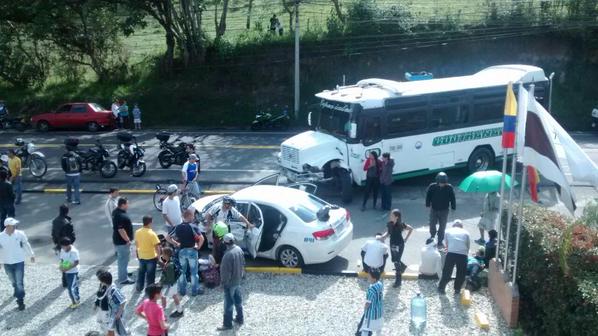 Siete personas heridas es el saldo de un accidente que se presentó en la mañana de este domingo en la vía Rionegro-La Ceja. FOTO MIORIENTE