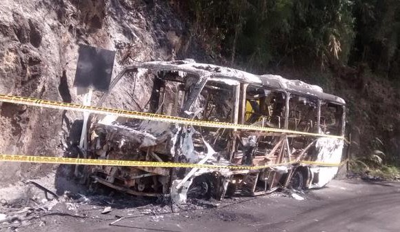 El vehículo fue incinerado a seis kilómetros del casco urbano de San Andrés de Cuerquia. FOTO CORTESÍA GUSTAVO LONDOÑO