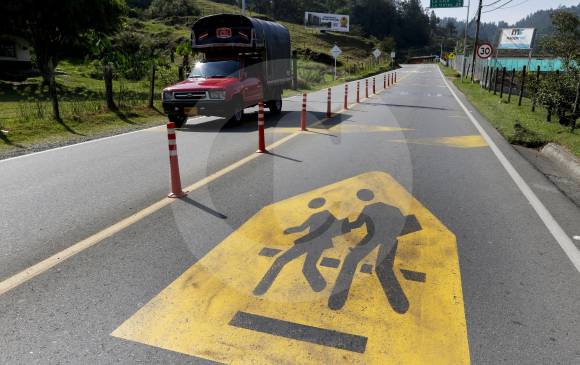 El buen estado de la señalización y el cumplimiento de ellas por parte de conductores y peatones también influyen en la reducción de la accidentalidad en Antioquia. FOTO Donaldo Zuluaga