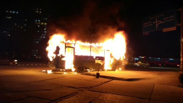 El incendio del bus de servicio público dejó cinco personas lesionadas. FOTO COLPRENSA