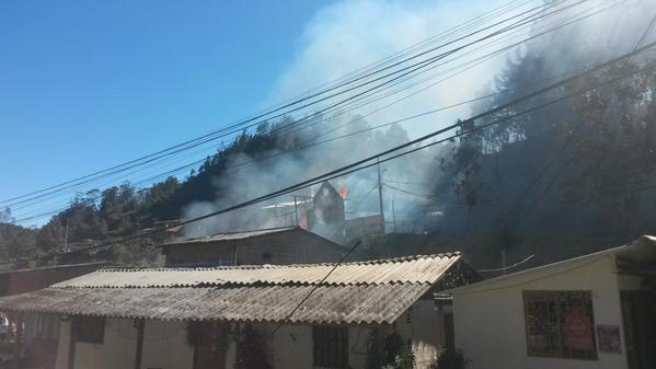 Bomberos atienden incendio de varias viviendas en Las Palmas