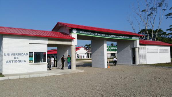 Fajardo inauguró la nueva sede de la U. de A. en Apartadó con una clase de matemáticas. FOTO CORTESÍA