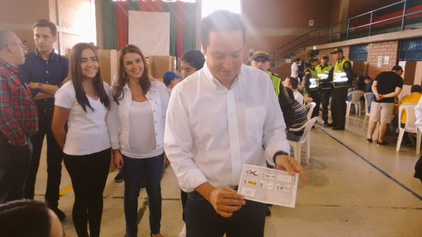 El candidato Gabriel Jaime Rico, de Juntos por Medellín, ejerció su derecho al voto a las 9:00 de la mañana en el colegio San Carlos. FOTO CORTESÍA