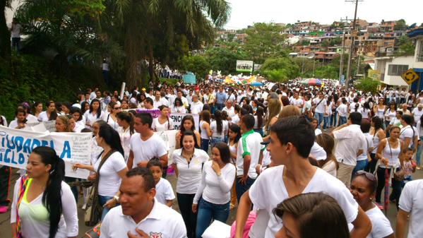 Con camisetas, pañuelos y flores blancas, los habitantes de Florencia en el Caquetá salieron a las calles. FOTO CORTESÍA
