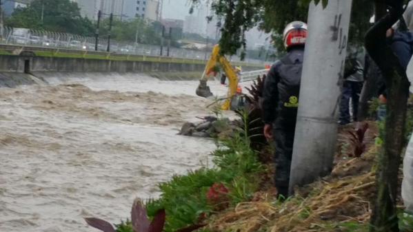 Los Bomberos de Medellín rescatan en la tarde de este sábado a un operario de una retroexcavadora que que se encontraba realizando trabajos en el río Medellín. FOTO Hernan Tabares @lhernanta
