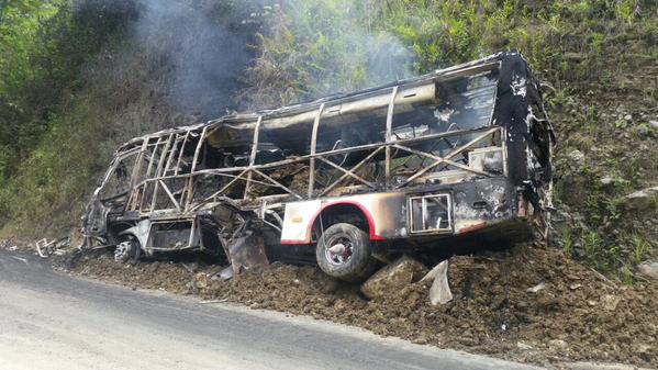 Las Farc continuaron este lunes con sus sabotajes contra el transporte público en el Norte antioqueño. CORTESÍA @palaciotamayo