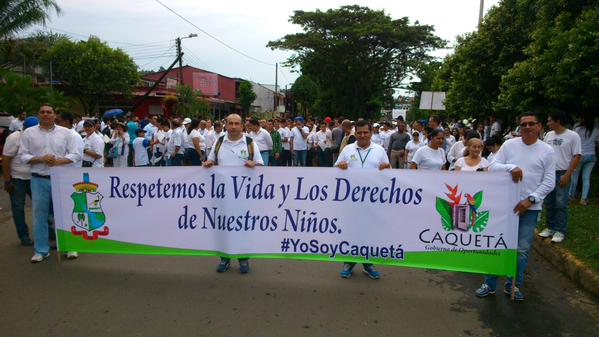 Con camisetas, pañuelos y flores blancas, los habitantes de Florencia en el Caquetá salieron a las calles. FOTO CORTESÍA