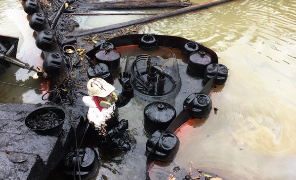 En la mañana de este jueves se detectó presencia de crudo en los brazos del río que desembocan en el Pacífico y algunas trazas de petróleo en la playa. FOTO CORTESÍA
