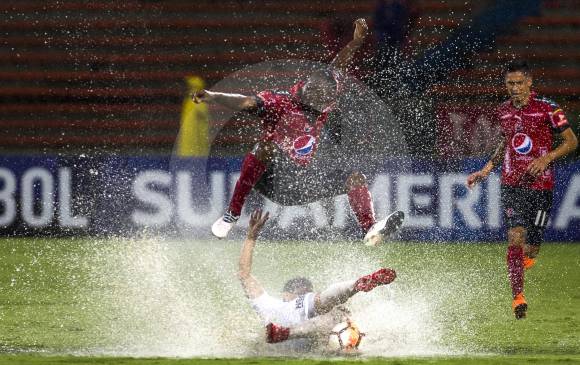 La humedad y los charcos en la cancha fueron la constante en el partido entre Medellín y Sol de América. FOTO Julio C. Herrera