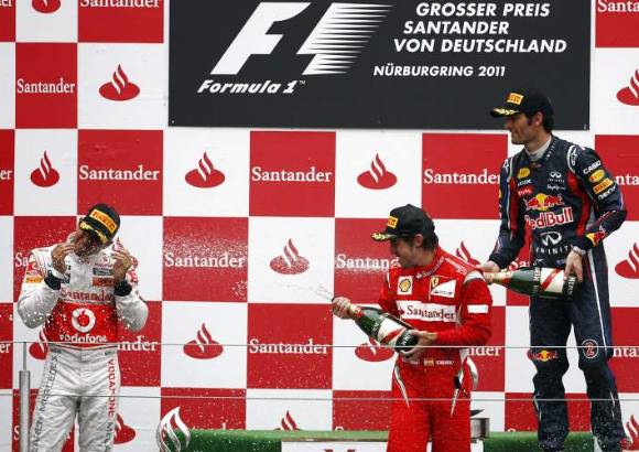 Reuters - Los tres ocupantes del podio estuvieron por tres segundos entre s&#237; durante casi toda la carrera, y cada uno de ellos se tom&#243; su turno en la punta, a causa de las paradas en los pits.