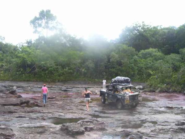 Así atravesaron el río de los cinco colores la Legión Land Rover Colombia en su expedición a Caño Cristales. FOTO Doc Emmett Brown @JoseFalla_R