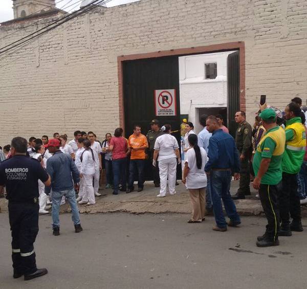 16 niños salieron heridos luego de que colapsara la estructura de un colegio en Fusagasugá, Cundinamarca. CORTESÍA @bomberosfusa