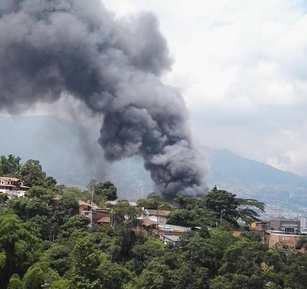 Bomberos del sur del Valle de Aburrá intentan controlar incendio