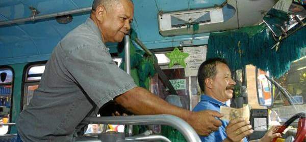 Usuarios de buses y taxis pagarían 242.000 millones al año por derechos de autor |