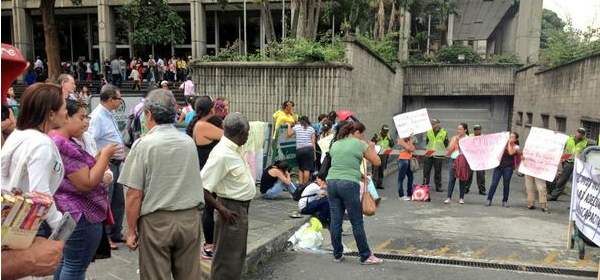 Protesta de los familiares de las personas recluidas en los calabozos del Palacio de Justicia FOTO JUAN PABLO LÓPEZ