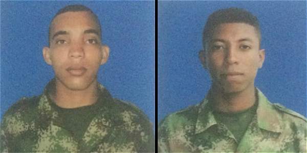 Los soldados profesionales Paulo César Rivera y Jonathan Andrés Díaz. FOTO CORTESÍA