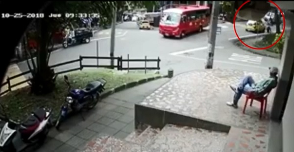 Motociclista atropella a una mujer y huye del lugar en el barrio Las Brisas de Medellín. FOTO CAPTURA DEL VIDEO